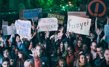 A pedagógusok melletti szolidaritási tüntetést tartottak Budapesten